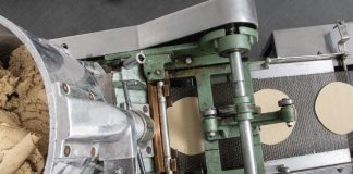 Cas graves de botulisme : des produits rappelés par les autorités sanitaires Une usine de fabrication alimentaire qui montre la chaîne de conditionnement des tortillas contaminés par le botuilsme.