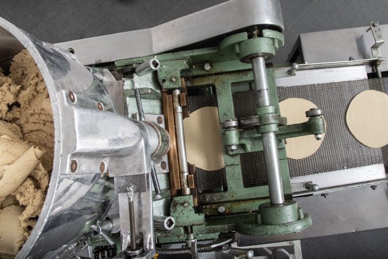 Une usine de fabrication alimentaire qui montre la chaîne de conditionnement des tortillas contaminés par le botuilsme.