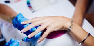 Interdiction du TPO dans les vernis : comment savoir s’il y en a dans le vôtre ? Une prothésiste ongulaire qui travaille avec de nouveaux produits sans TPO.