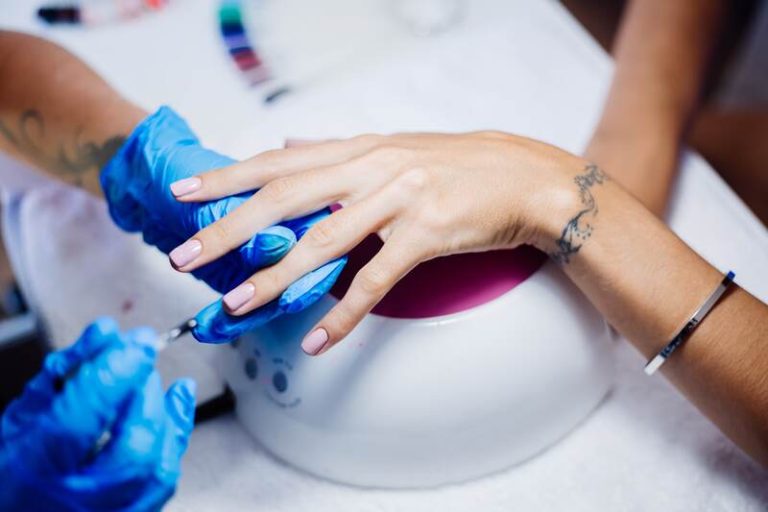 Une prothésiste ongulaire qui travaille avec de nouveaux produits sans TPO.