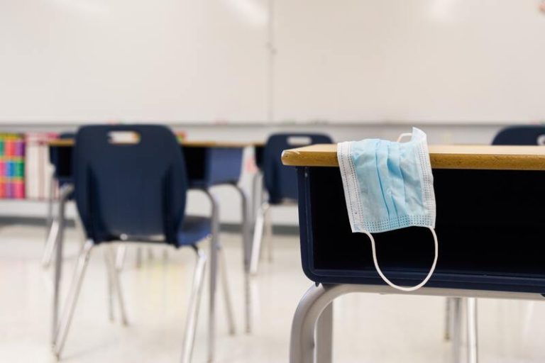 Une salle de classe vide à cause de la reprise épidémique du Covid-19.