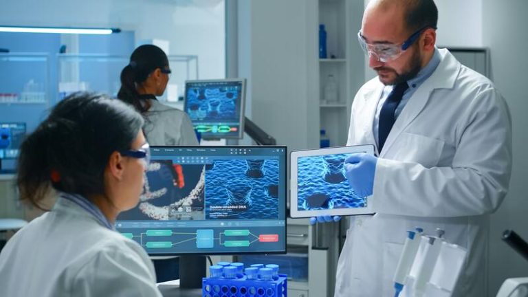 Une équipe de médecins chercheurs qui travaille sur la nouvelle technologie à base de l'intelligence artificielle chat GPT.
