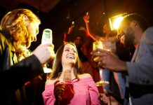 Une femme qui fait la fête en ne se préoccupant pas de l'excès d'alcool ou de cigarette consommé.