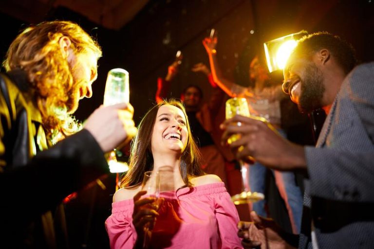 Une femme qui fait la fête en ne se préoccupant pas de l'excès d'alcool ou de cigarette consommé.