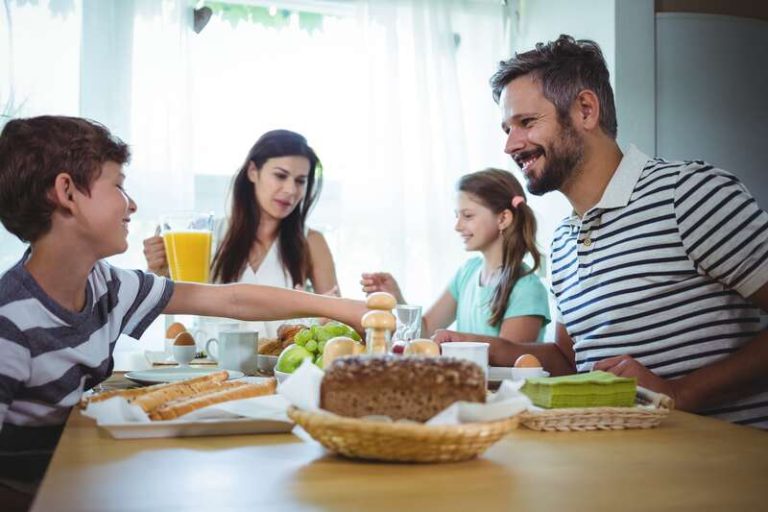 Une famille qui se retrouve tous les matins, à heure fixe, pour prendre le petit déjeuner ensemble.