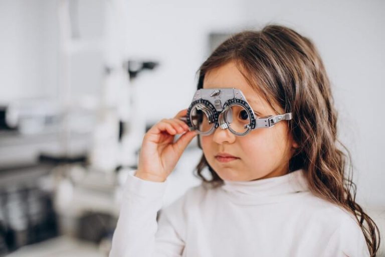 Une petite fille qui a des troubles de la vision.