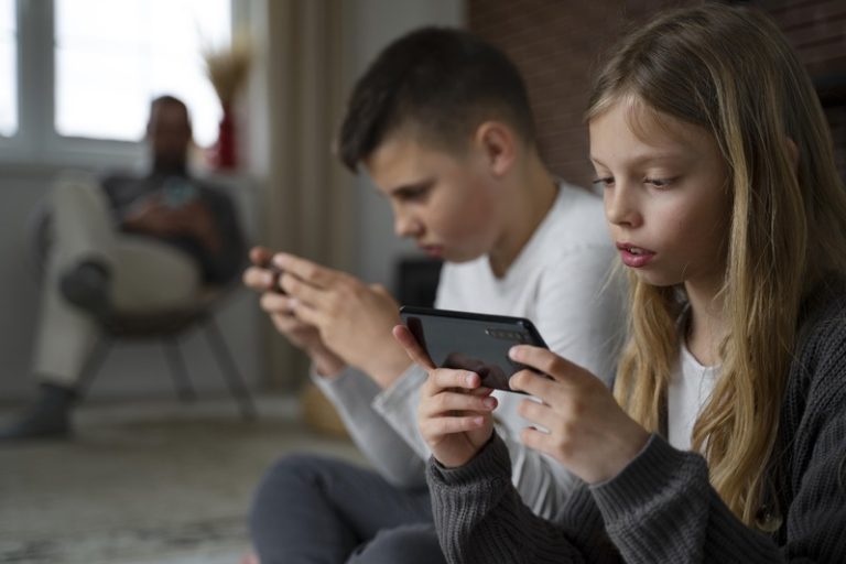 Des adolescents addicts à leurs écrans, en train de scroller sur les réseaux sociaux.