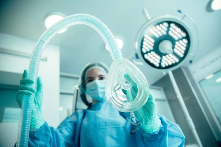 Une anesthésiste qui utilise un produit pour endormir son patient.