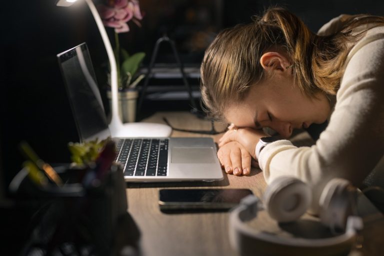 Une femme qui sombre dans le brown-out au travail.