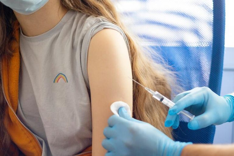 Une jeune fille qui se fait vacciner dans son collège contre le HPV et la méningite à ménigocoque.
