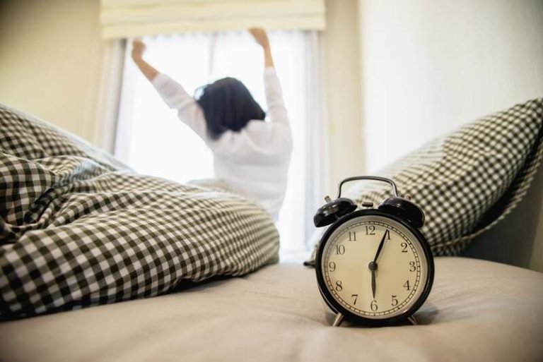 Une femme qui essaye de reprendre un rythme de sommeil normal après le changement d'heure.