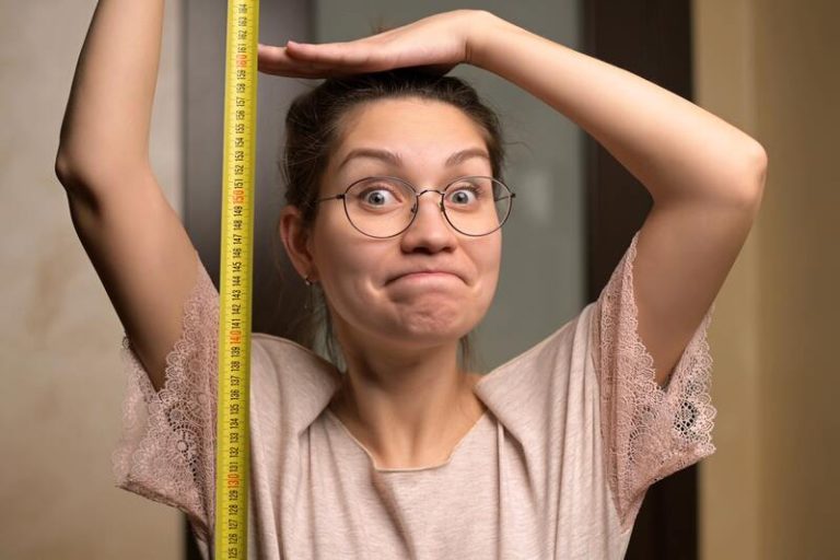 Une femme qui se mesure car elle est complexe par sa taille.