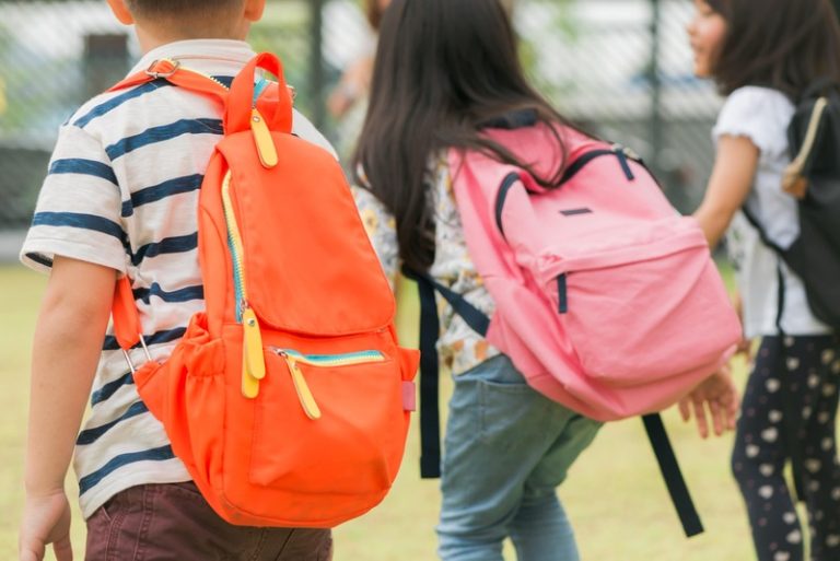 Un groupe d'enfants asthmatiques qui se rendent à leur premier jour d'école.