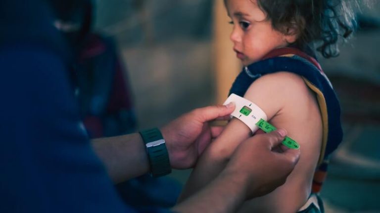 Une petite fille qui passe des tests pour savoir si elle est en état de dénutrition.
