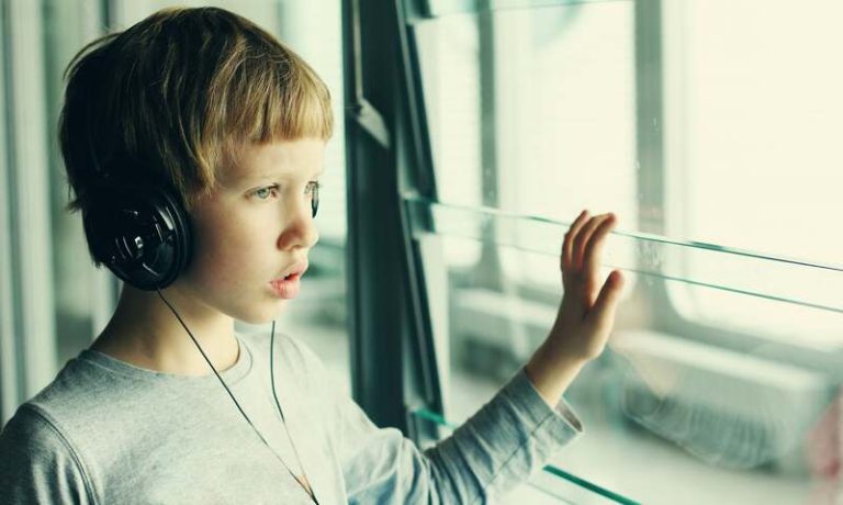 Un enfant autiste qui teste la musicothérapie, une médecine douce alternative.