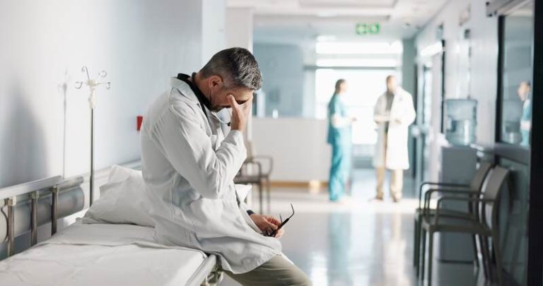 Un médecin qui apprend le taux d'erreurs médicales dans son hôpital.