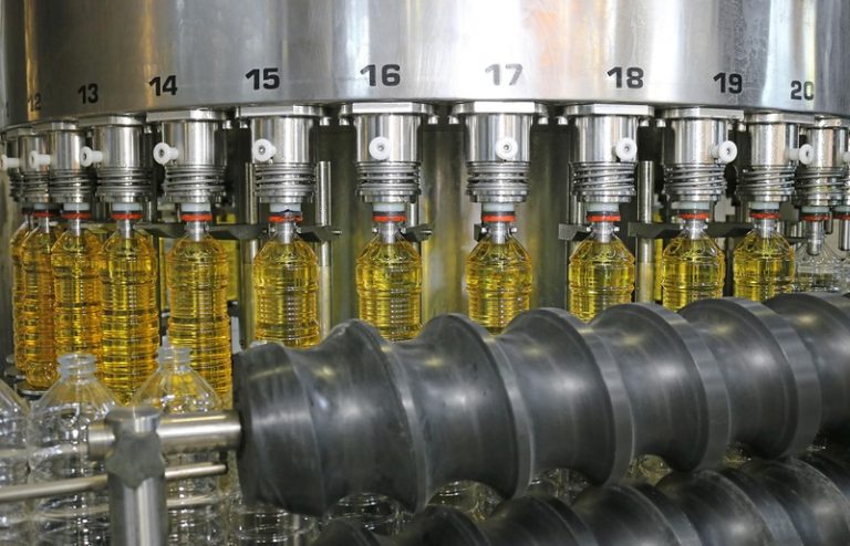 Une usine agroalimentaire fabriquant de l'huile avec de l'hexane.