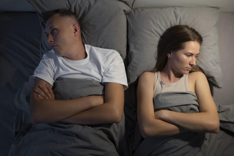 Un couple établi qui ne fait plus l'amour depuis un moment.