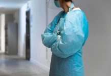 Un médecin inquiet de la propagation du champignon Candidozyma auris à l'hôpital.