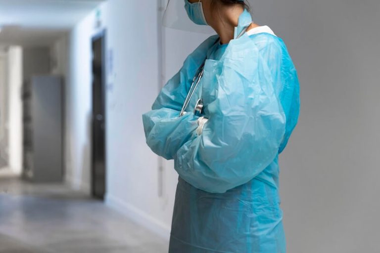 Un médecin inquiet de la propagation du champignon Candidozyma auris à l'hôpital.