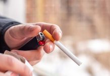 Un homme qui s'apprête à fumer une cigarette avec un filtre blanc.