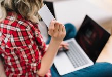 Fraudes : comment lutter contre les faux arrêts maladie ? Une fraudeuse émet un faux arrêt de travail sur Internet.