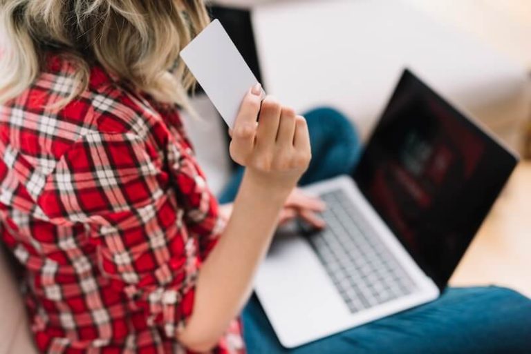 Une fraudeuse émet un faux arrêt de travail sur Internet.