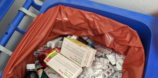 Une poubelle remplie de médicaments périmés.