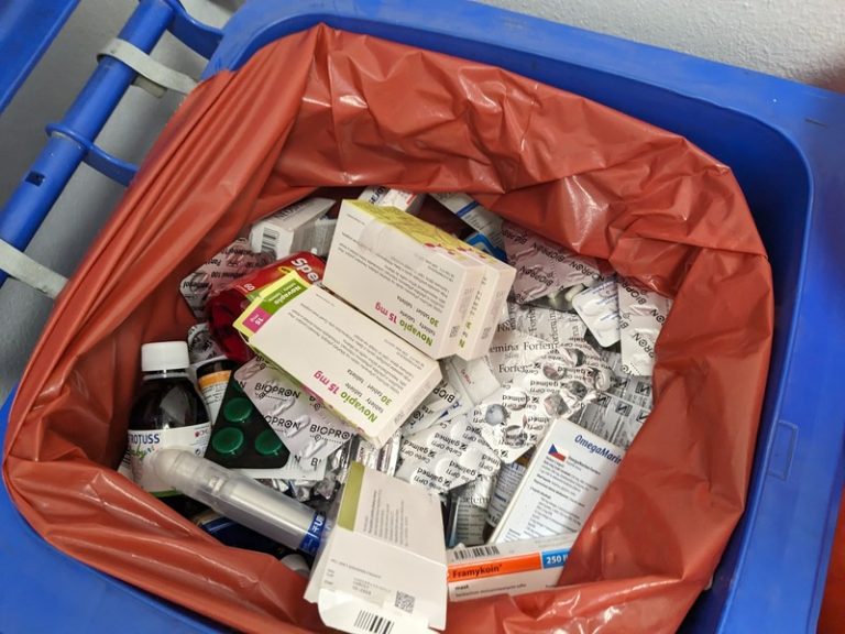 Une poubelle remplie de médicaments périmés.