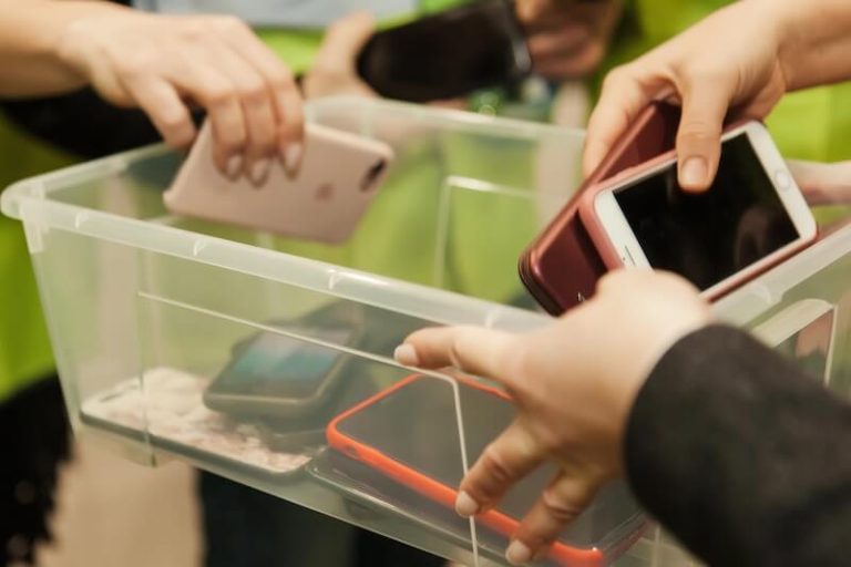 Une boîte pour les smartphones, dans le cadre de la pause numérique instaurée dans les collèges français à la rentrée 2025.