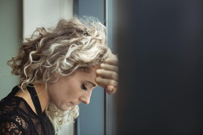 Une femme qui vient d'apprendre son diagnostic d'alzheimer précoce.