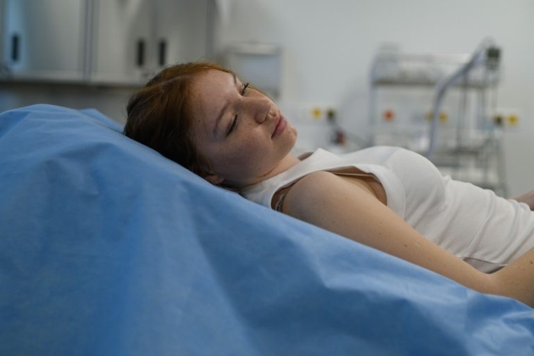 Une jeune fille en consultation pour sa santé sexuelle.