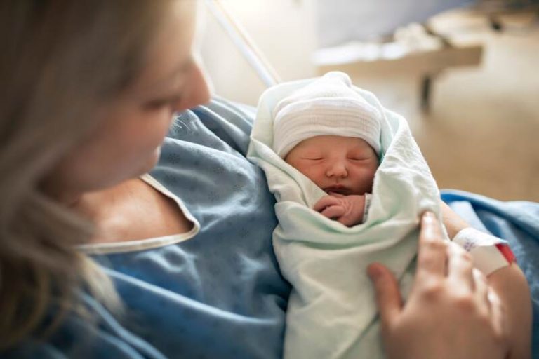 Une jeune mère qui a pris du paracétamol pendant sa grossesse et a accouché d'un enfant autiste.