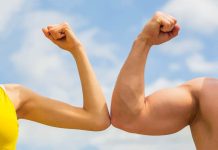 Douleur : les femmes sont-elles vraiment plus résistantes que les hommes ? Une femme et un homme qui compare leur tolérance à la douleur.