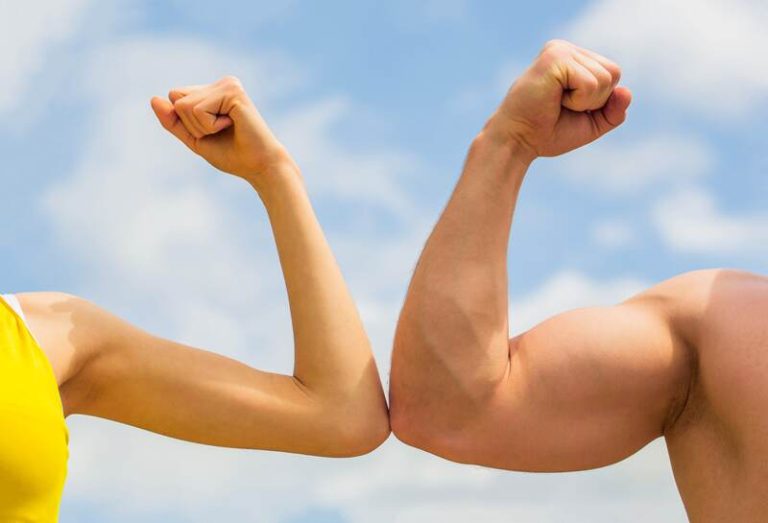 Une femme et un homme qui compare leur tolérance à la douleur.