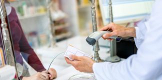 Un pharmacien qui facture à sa cliente des médicaments pour le diabète.