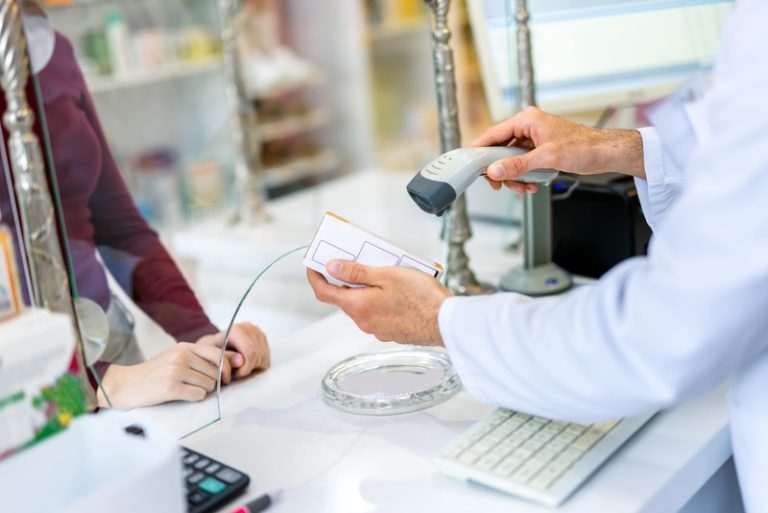 Un pharmacien qui facture à sa cliente des médicaments pour le diabète.