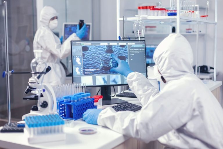 Une équipe de chercheurs qui étudie les bactéries miroirs en laboratoire.