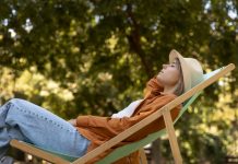 Une femme qui fait un mind spa pour reposer sa tête 30 minutes.