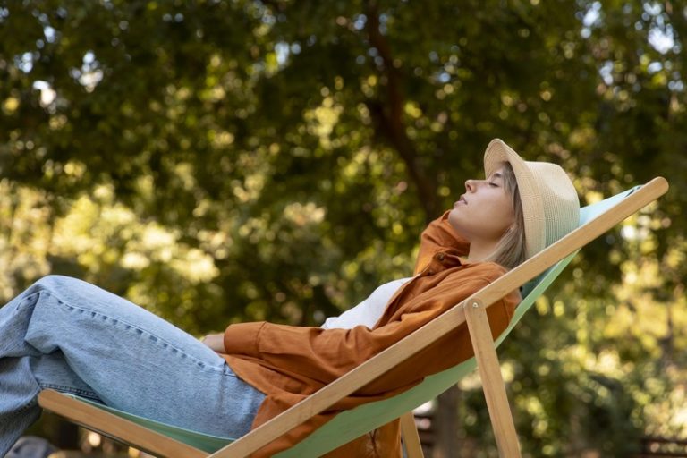 Une femme qui fait un mind spa pour reposer sa tête 30 minutes.