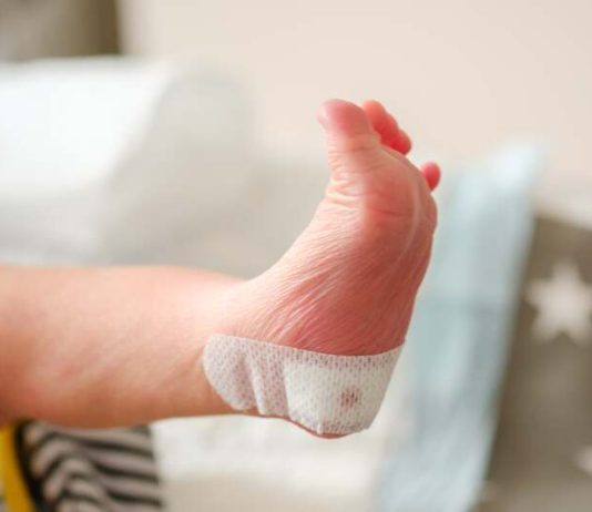 Un nouveau-né dépisté de toutes les maladies néonatales.