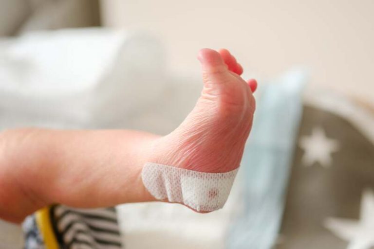 Un nouveau-né dépisté de toutes les maladies néonatales.