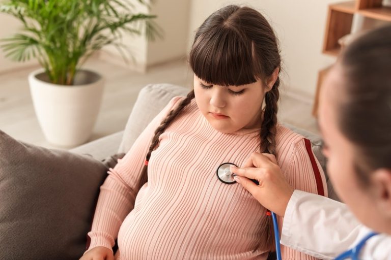 Une jeune enfant obèse chez le médecin.