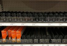Une pharmacie qui montre l'ampleur de la pénurie de médicaments dans leur pharmacie.