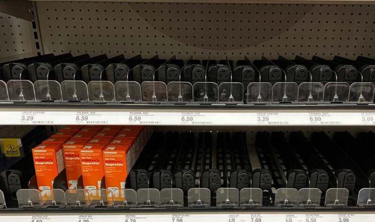 Une pharmacie qui montre l'ampleur de la pénurie de médicaments dans leur pharmacie.