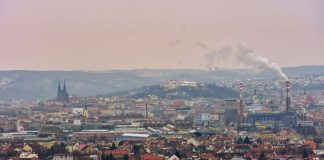 Démence à corps de Lewy : les particules fines de l’air mises en cause Une ville noyée dans les particules fines, où la pollution fragilise le cerveau et favorise les maladies neurodégénératives chez ses habitants.