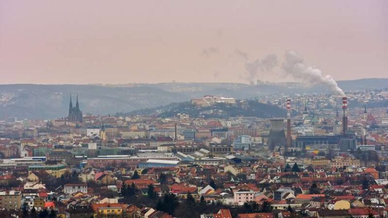 Une ville noyée dans les particules fines, où la pollution fragilise le cerveau et favorise les maladies neurodégénératives chez ses habitants.