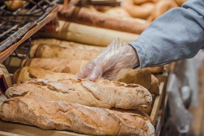 quel est le meilleur pain pour la santé pain blanc seigle levain Ma Santé Un boulanger qui fabrique plusieurs sortes de pains.