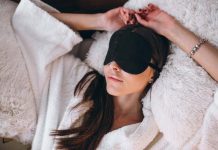 Une femme qui dort presque exclusivement sur le dos.