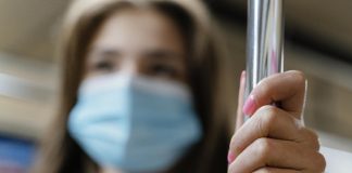 Covid : c’est quoi, ce nouveau variant appelé « Frankenstein » ? Une femme, dans les transports en commun, qui portent un masque Covid car elle a peur du nouveau varient XFG Frankenstein.